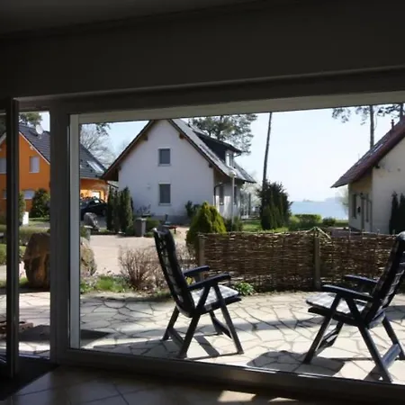 Schoene Ferienwohnung Direkt Am See In Roebel / Mueritz شقة