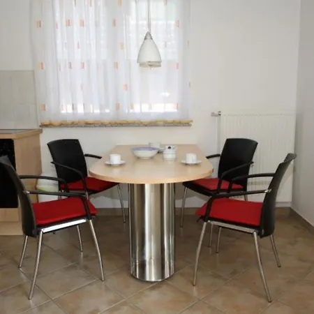شقة Schoene Ferienwohnung Direkt Am See In Roebel / Mueritz